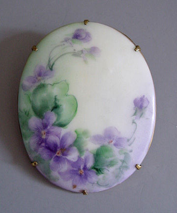 Hand Painted Porcelain Brooch Sweet White Lavender Green Flower Blossoms in Gold Flowered Oval Frame w Peri & White Enamel