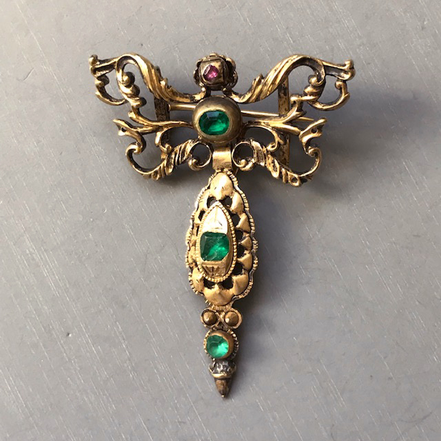 Early Georgian Antique 8 to 12 Karat Yellow Gold Brooch with Ruby and Green Faceted Glass Stones, Jointed