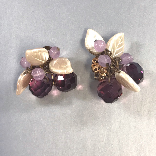Vintage Pearlized Plastic & Clear Rhinestones Flower Clip-On Earrings