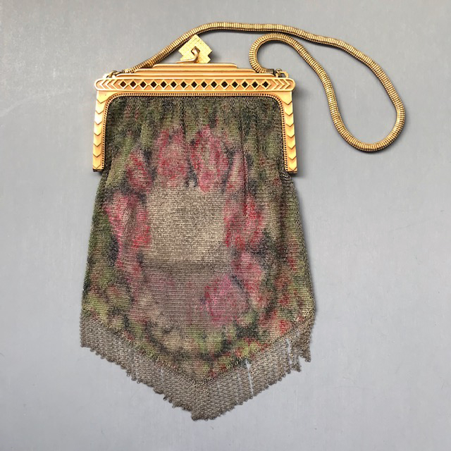 I thrifted this vintage Whiting & Davis chain purse - is this from the  1920's? It's in nearly perfect shape, making me wonder if it could be  newer. : r/VintageFashion