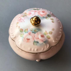 https://www.morninggloryantiques.com/imagesLZ/porcelain/box42432.jpg