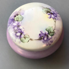 https://www.morninggloryantiques.com/imagesLZ/porcelain/box42433.jpg