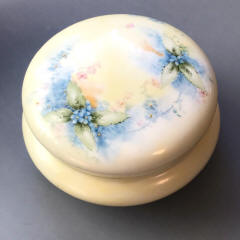 https://www.morninggloryantiques.com/imagesLZ/porcelain/box42434.jpg