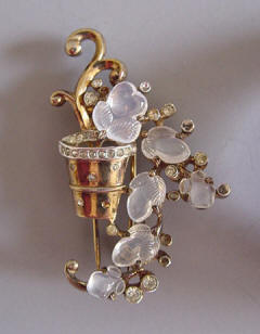 http://www.morninggloryantiques.com/imagesLZ/Trifari/trif11448.jpg